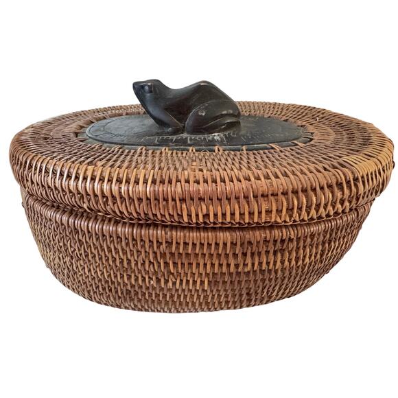 Indonesian Lombok woven reed grass basket trinket box with carved frog lid. - Picture 6 of 9